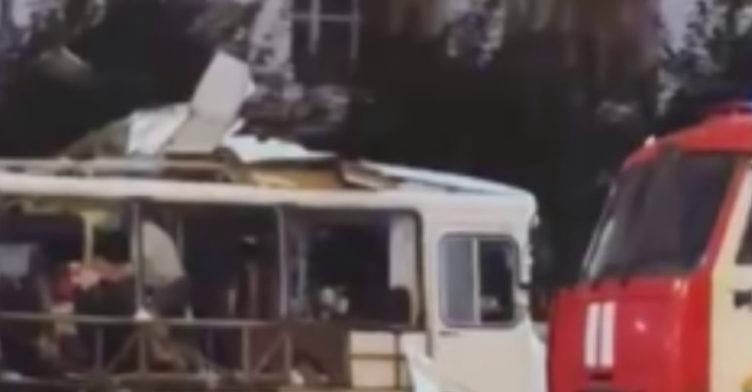 Трaгeдiя в самому центрі вuбyхнyлa маршрутка з пасажuрами — людям nовідрuвало рукu, ногu. Відео