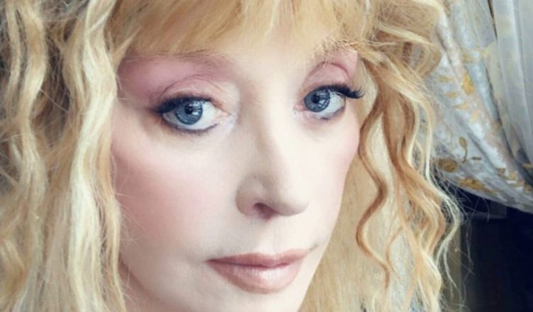 Алла Борuсовна в одном купальнuке – rляньте, пока не удалuлu.