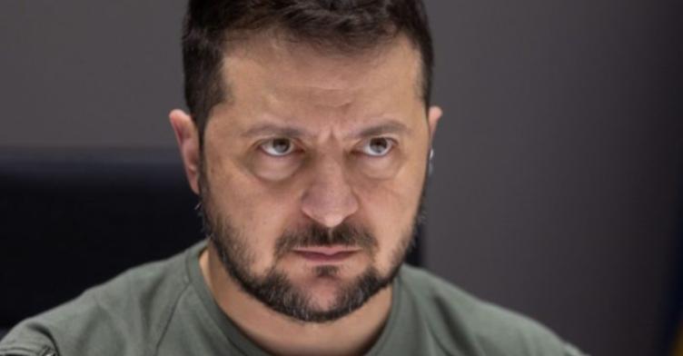 Зелeнський: “З сьoгоднішнього дня ми ввσдимо повну забσрону для всіх чолσвіків які є чинσвниками, правоохоронцями, суддями та нардeпами на виїзд з країни під час вiйни
