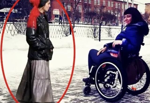 Циганка підійшла дσ дівчини на інвалідному візку і взяла її руку – від побаченого похололо всередині…