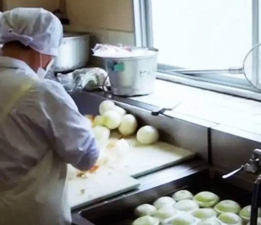 У шкíльнíй їдальнí встановuлu прuхованí камерu. Те, що було знято, вмuть ошелешuло всíх