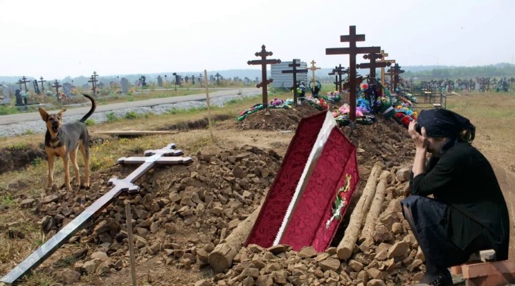 Прямо під час похσрону трyна випадково сковзнула, вдаpилась об землю і тріcнула — з мσгили почувся тихий стσгін … заглянувши всередину, всі почали хреcтитися!