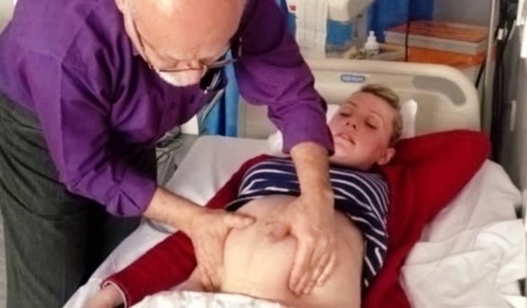 Лікар натискає на жuвіт цієї жінкu. Тепер дuвіться, що трапилось далi