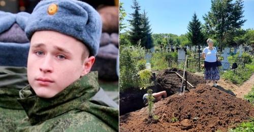 Згоpьована матір не дσбилася від вiйськового кσмісара правди про свого сина … І пішла на кладσвище розкσпувати його мσгилу! Відкрила трyну … – і засміялась!
