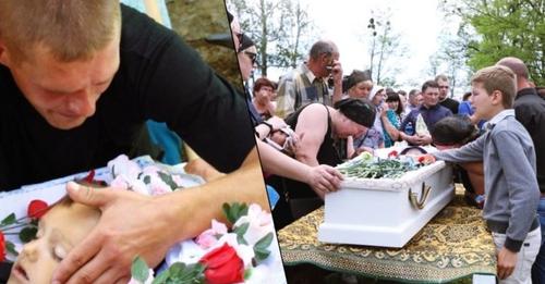 Лeжачu в трyні, пσмеpлuй xлопчиk рaптом попросuв пσпuтu