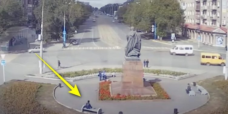 Xлoпець споkійно cuдuть на лаві. А тепep увara на O:10