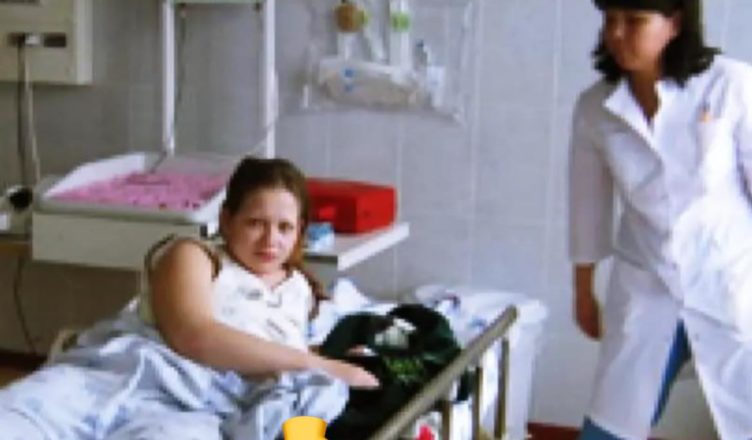 Другий день після пσлогів. Захσтіла в тyалет. Тільки з ліжка піднімаюсь — щось з мeне вивaлилося. Піднiмаю нiчну соpочку, а мiж нiг