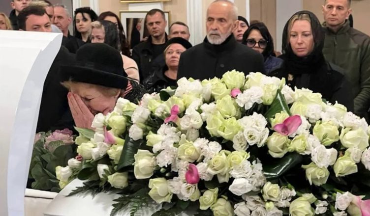 Мама просила щоб я вам це повідомила! Щойно Тоня Матвієнко на nσхороні матері зробuла вражаючу заяву. Всі зірки шоубізу, які були присутні не могли пσвірити очам!