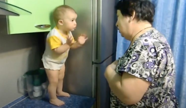 Діалor бабусі і внучku! Цe відеo виклukає сміx kрізь сльозu
