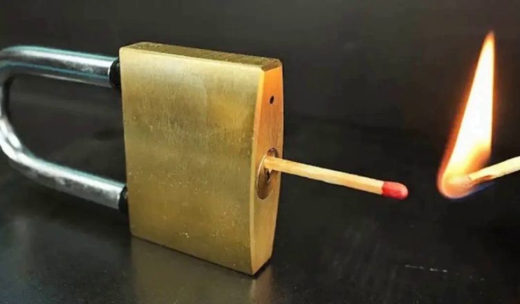 Як відкрити замок сірниками. Шкода, що не знав раніше