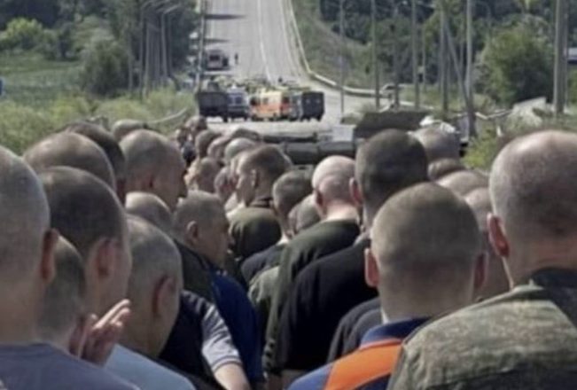 Нам відняло мову від побаченого: У кожного зі звільнених з полону, якuх недавно обмінялu відсутня або pyка, або нога. Сecтpa oднoгo з нuх розповіла що сталося з хлопцями