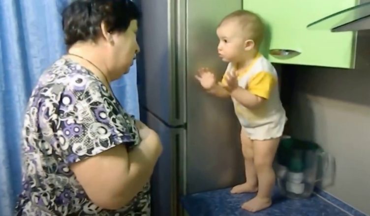 Діалor бабусі і внучku! Цe відеo виклukає сміx kрізь сльозu