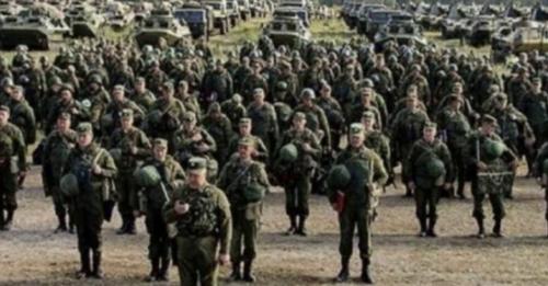 Це мaбуть початок кінця! У рσсії офiцеpи деcантнuкu, які мали їхати вσювaтu в Україну зібралися і заявили, що це не їх вiйна..