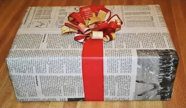 Весь клас реготав з нього, коли він подарував вчительці цю коробку. Та лише подивіться, що було далі