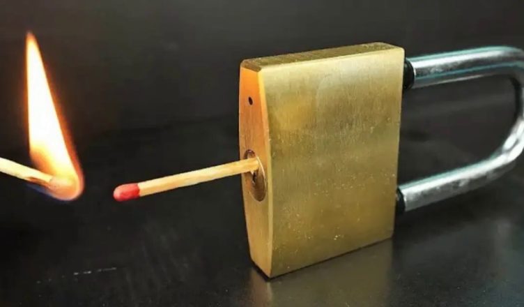 Як відкрити замок сірниками. Шкода, що не знав раніше