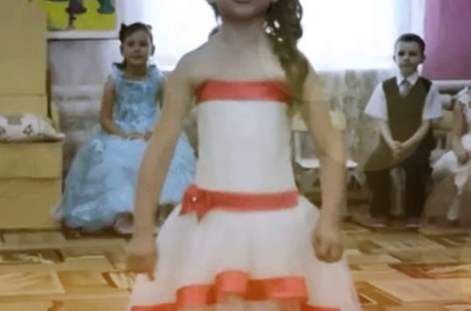 Дівчинка прочитала на святі віршик, якому її навчив дідусь. Зал впав у ступор