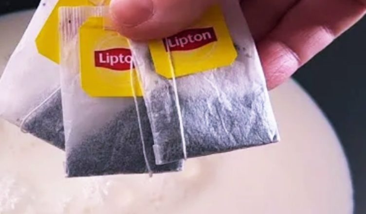 Дивіться, занурюю 3 пакетика Ліптон в молоко. Очі на лоб, що відбувається