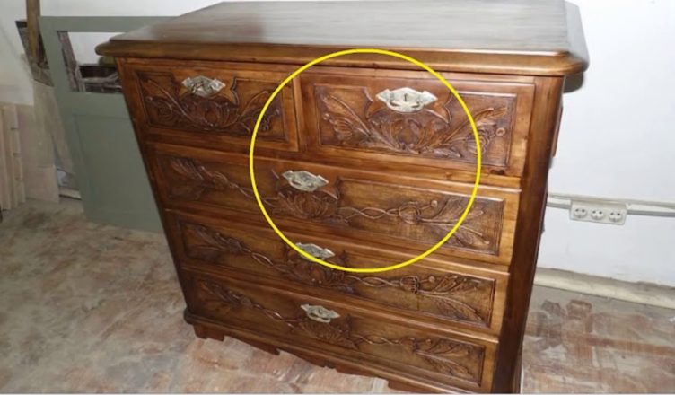 Купили квартиру, увійшла кішка і почала шипіти на стару комод. Заглянувши всередину, я мало не посивіла