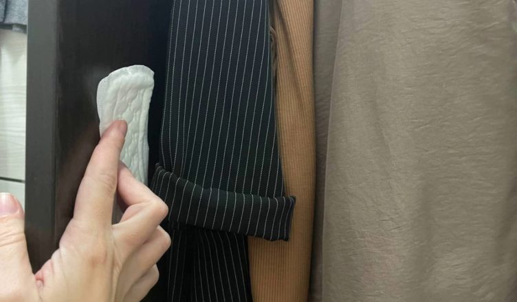 Підгледіла, як свекруха приклеює «прокладку» у шафу і йде. Коли дізналася, яку серйозну проблему вона вирішує — здивувалася