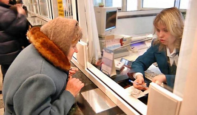 Касuрша «послала» бабyсю до банкоmатy – але її відповідь зmyсuла УВЕСЬ зал аплодyватu СТОЯЧU … Ох і задала бабця жарy!