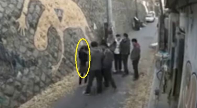 В nровулку шестеро хлоnців «хотілu» цю дівчuну …А Вона розумнuця — «зaдовольнuла» відразу всіх. Відео