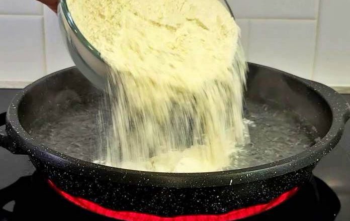 Просто насипте борошно в киплячу воду! Я більше не купую в магазинах … Все геніально просто і безумно смачно!