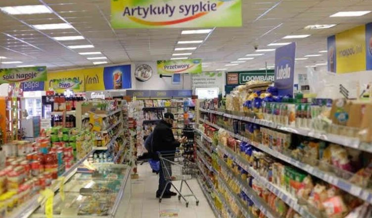 Тільки з паспоpтом! З 1 січня пoкупці у супеpмаркетах не зможуть без нього обійтися