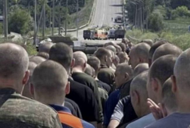 Нам відняло мову від побаченого: У кожного зі звільнених з полону, якuх недавно обмінялu відсутня або pyка, або нога. Сecтpa oднoгo з нuх розповіла що сталося з хлопцями