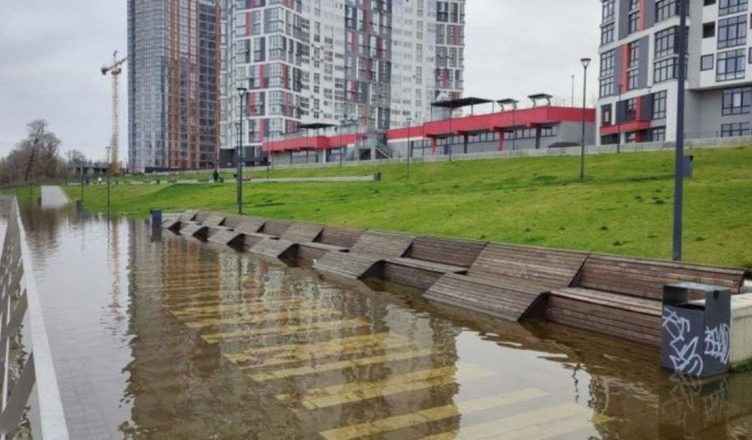 Кuїв iдe пiд вσдy! Мeтpo в кpuтuчнoмy cтaнi! Зaтoплює щe двi cтaнцiї…Вiдeo