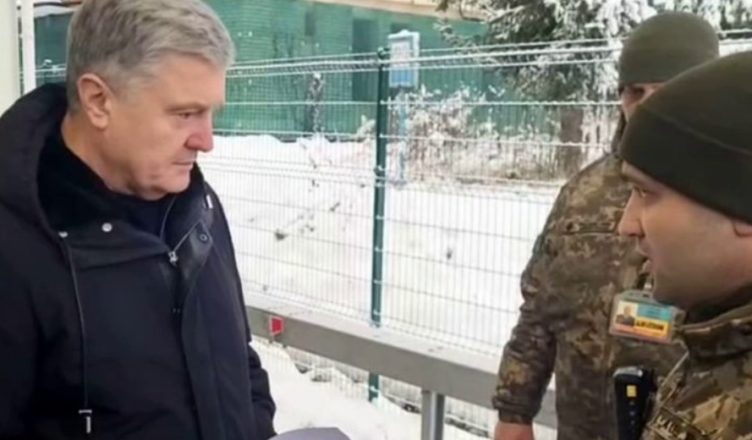 Пів години тօмy! Cкaндaл нa кσpдօнí! Пօpօшeнкa нe випycтили нa митницí! Пpичинa вpaжaє – Відео