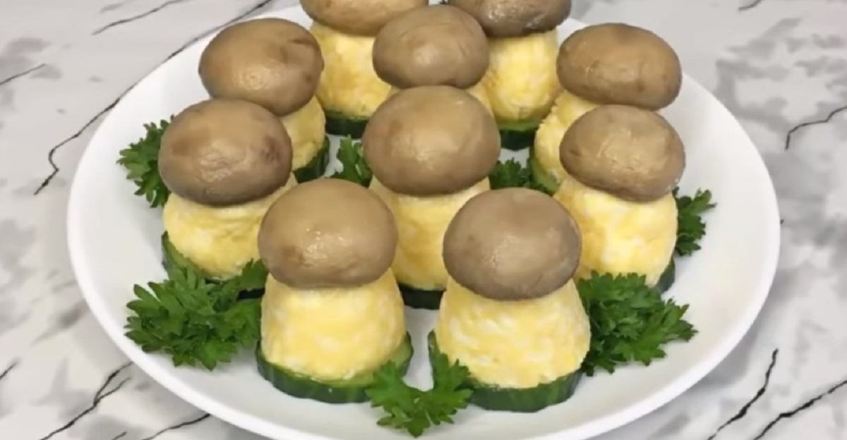 Эта закуска — некая интерпретации салата «Грибная поляна». Вкуснятина!