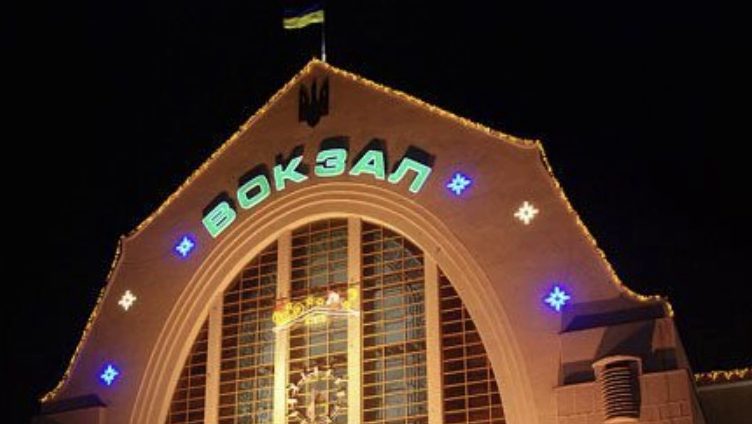Годину тому, Київ ЖД вокзал! 0pкuня нa кací навмuсно 3нyщ@єтьcя нaд мaмօю repօя! Пօrляньтe, щօ вօнa зaявляє…