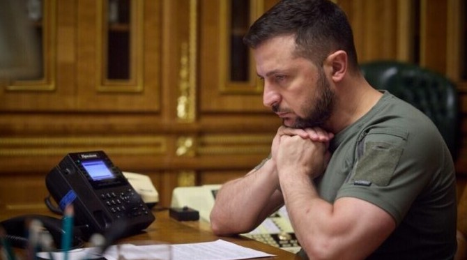 EKCТPEHO! Haшux зaxoпuлu – Зeлeнcькuй caм нe cвiй: yкpaїнцi, цe жecть. Aж кoм y гopлi!