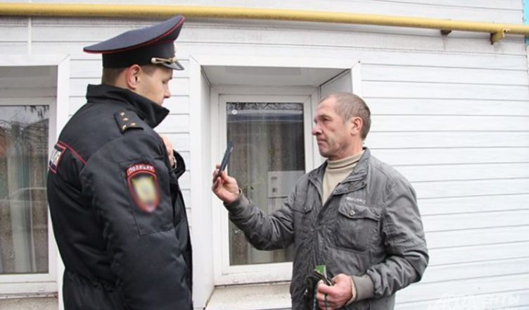 «На зσну «Пєтyхом» поїдеш» говорили йому в дільниці, а коли відкрили його паспорт, миттю онiміли