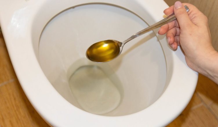 Уходя из дома заливаю ложку растительного масла в унитаз. Хитрость, которая пригодится всем женщинам