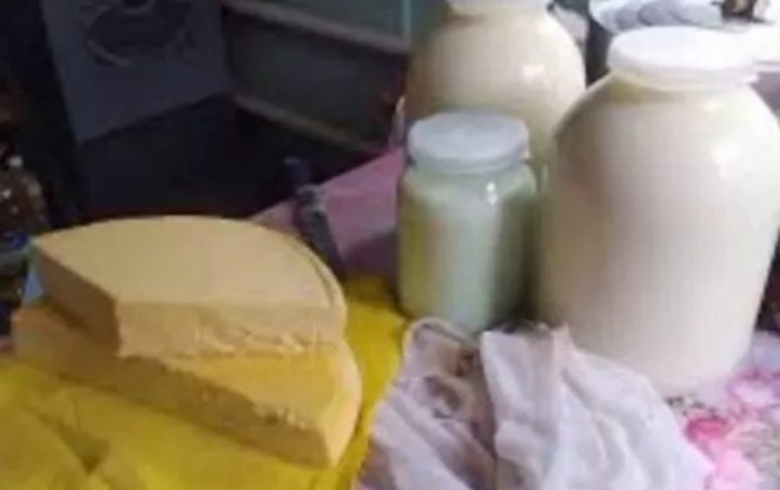 «Вам молоко даром досталось, а Вы дерёте за него три цены»: кричала женщина на бабушку… Подошла поближе и увидела, рядом со старушкой, у которой я обычно покупаю молоко, собралась толпа людей и одна женщина вся из себя орет на бабулю:- Как ты смеешь? Такие деньги требуешь за свое молоко, а оно тебе бесплатно достается. У всех намного дешевле, чем у тебя. Почему так дорого продаешь?