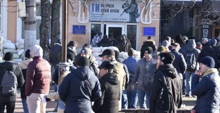 До ТЦК знову кілометрові черги! Влада знайшла чим заохотити людей — ловити більше інкого не прийдеться