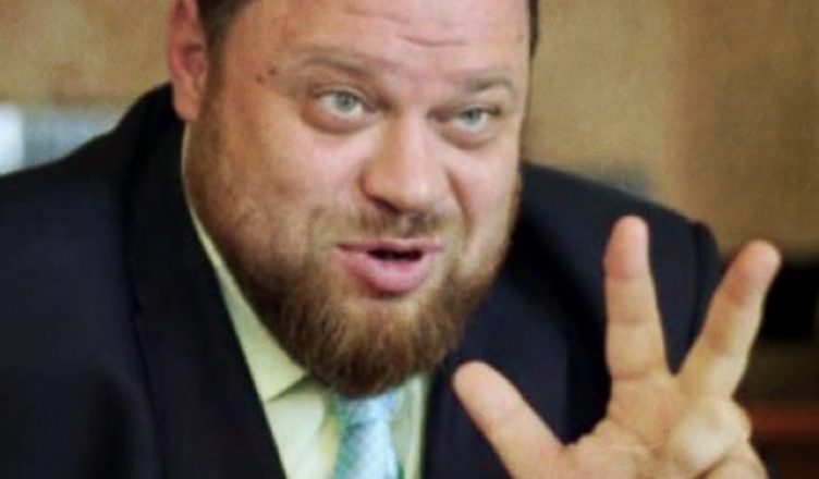 Де він відкопав цей скарб? Тільки погляньте на дружину Стефанчука. Така тендітна