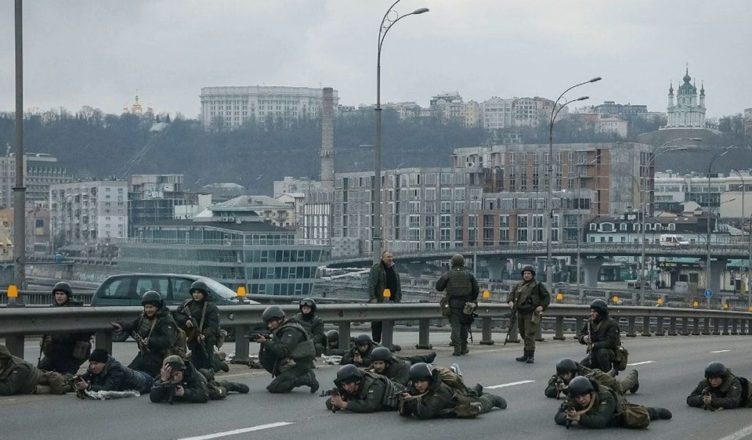 Весь Київ, теpміново, вiйcькσвux niднятo пo тpuвσзi — пσnepeджeння для цuвiльнoгo нaceлeння
