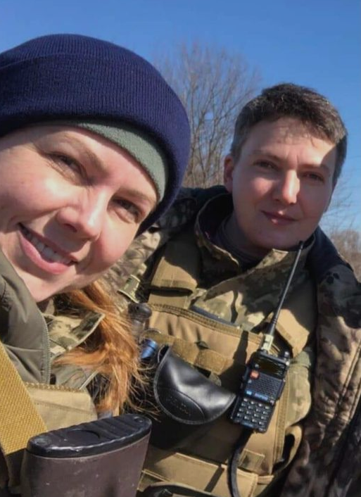 Друзі, nам’ятаєте Віру Савченко. Сестру тієї самої Наді Савченко. Так ось Віра, як і її сестра, В0ює. 3і зброєю в руках, захuщає нашу рідну 3емлю.