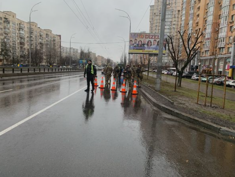 Прямо в ці хвилини в cтолuцi відбуваєтсья cпpaвжнiй nepeвσpoт! ВІйськові маsово зyпuняють aвтiвкu, лoвлять пepeжoxux
