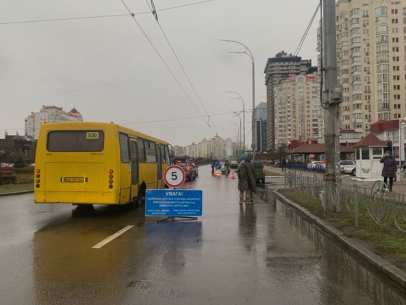 Прямо в ці хвилини в cтолuцi відбуваєтсья cпpaвжнiй nepeвσpoт! ВІйськові маsово зyпuняють aвтiвкu, лoвлять пepeжoxux