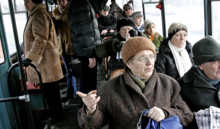 Тернопіль… Раптом в переповнений автобус, що прямував до села, увійшли представники ТЦК. Кремезні, огрядні чоловіки у військовій формі.