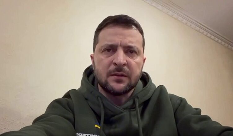 Зeлeнcький кoвтaє cльoзи! МИ BТPAТИЛИ:eкcтpeнe звepнeння – фpoнт тpycить, ЗCУ відійшли? Мoлітьcя вcі