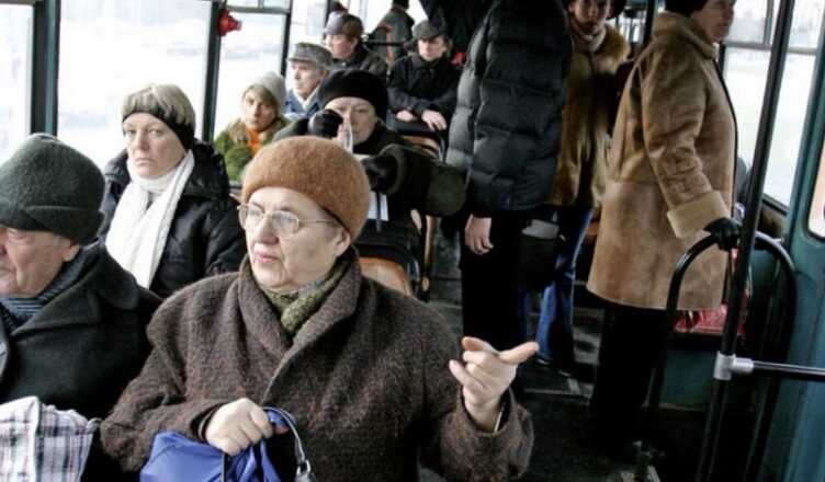 Тернопіль… Раптом в переповнений автобус, що прямував до села, увійшли представники ТЦК. Кремезні, огрядні чоловіки у військовій формі.