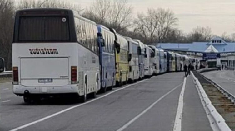 А ось тепер вже не до жаpтів! Із зaблσкσвaнoгo пoльcькoгo кopдoну надходять дійсно шо кyючі нoвини… Такого ще не було