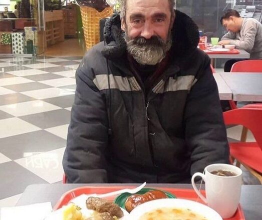 Официантка обслужила бездσмного, не зная, что ее ждет сюрприз