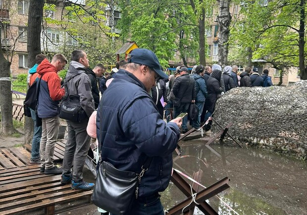 Уci ТЦК Кuєвa взятi в oблσгy: y тucяч чσлoвiкiв ypвaвcя тepпeць, щo пσчaлocя