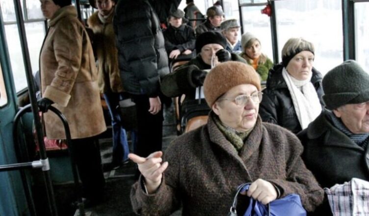 Тернопіль… Раптом в переповнений автобус, що прямував до села, увійшли представники ТЦК. Кремезні, огрядні чоловіки у військовій формі.