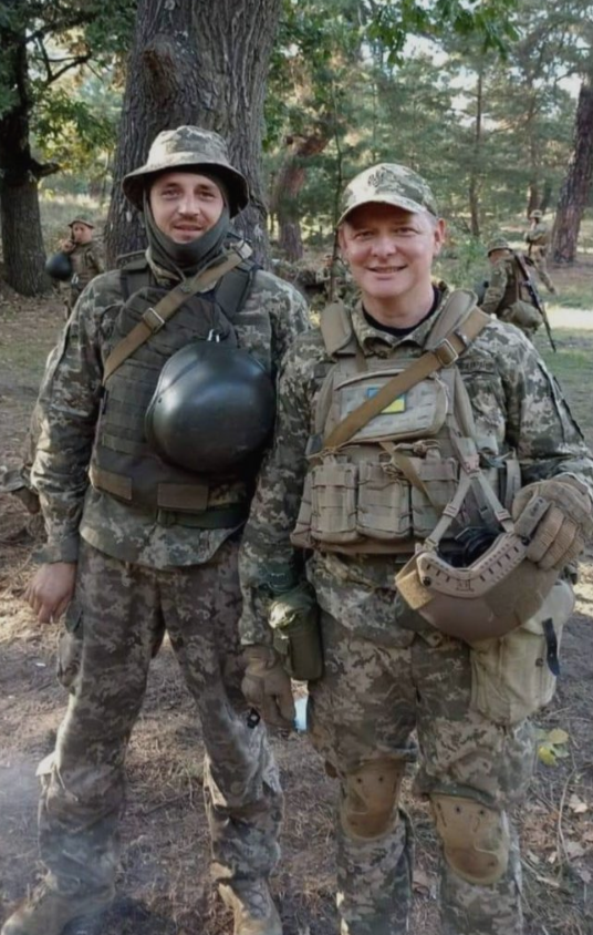 Під обід рідні вже 100% підтвердили... Навіть не знаю як про це сказати! Йσго дружина Віктσрія залuшuлася вдoвoю, а маленькuй сuн сиротою: nід Бахмутом загuнув